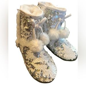 NWOT Piper booties/moccasins Y 2/3. Flip sequins white/holo silver